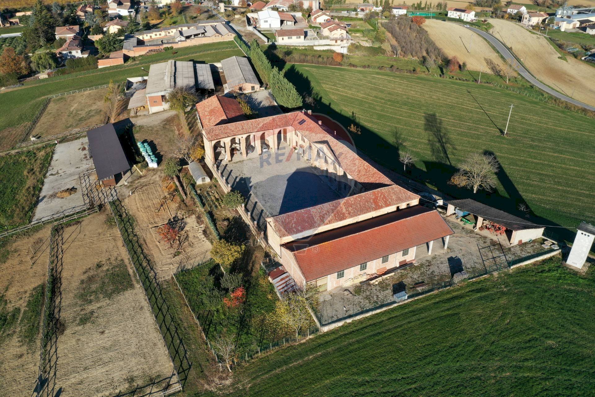 Casale strada provinciale 
 Montemagno, AT, Montemagno - photo 3