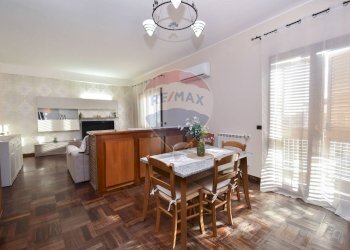 Sala da pranzo - Quadrilocale Via Emanuele Bellia
 
260, Paterno - foto 7