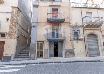 Edificio all\'aperto - Casa indipendente via Don Luigi Sturzo
 
63-65, Caltagirone - foto 1