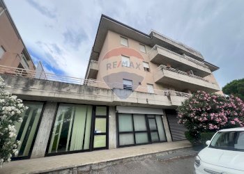 Edificio all\'aperto - Shop Bastia Umbra - photo 1