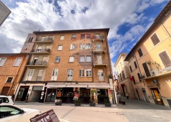 Edificio all\'aperto - Ufficio Via Giuseppe Garibaldi
 
1, Foligno - foto 36