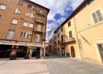 Edificio all\'aperto - Ufficio Via Giuseppe Garibaldi
 
1, Foligno - foto 37