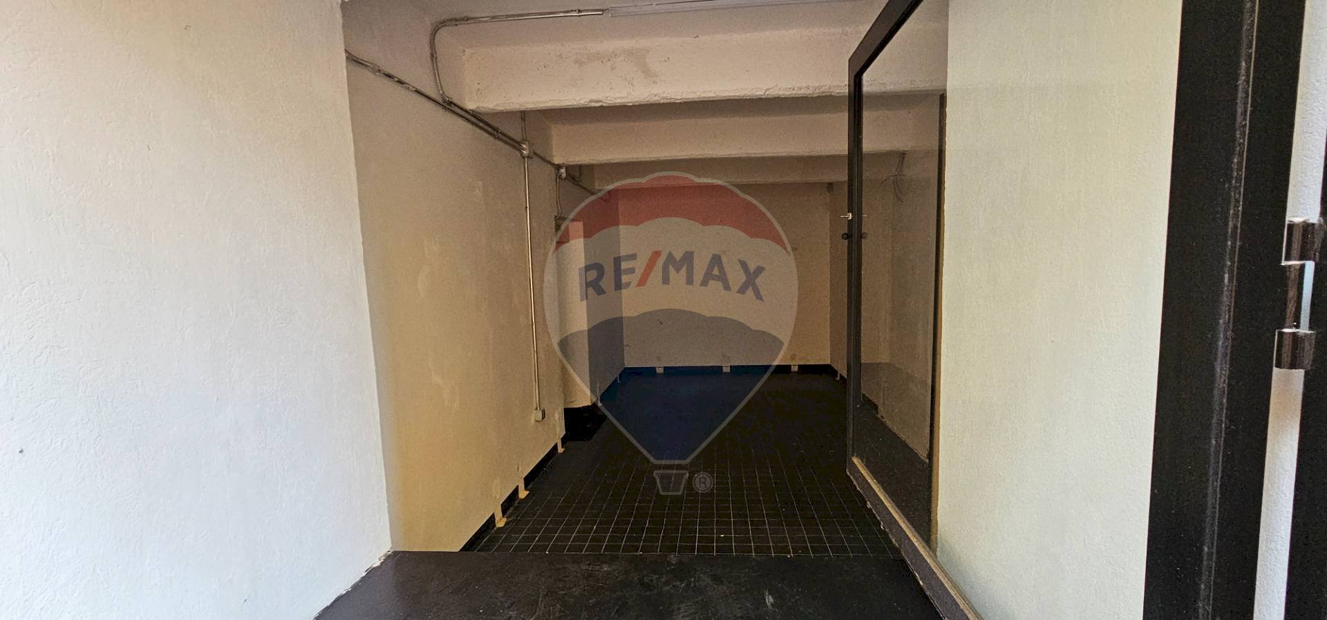 Hall / corridoio - Commercial Premises Via Giovanni Angelo Papio
 
28, Salerno - photo 3