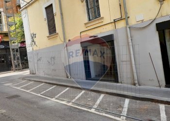 Edificio all\'aperto - Commercial Premises Via Giovanni Angelo Papio
 
28, Salerno - photo 1