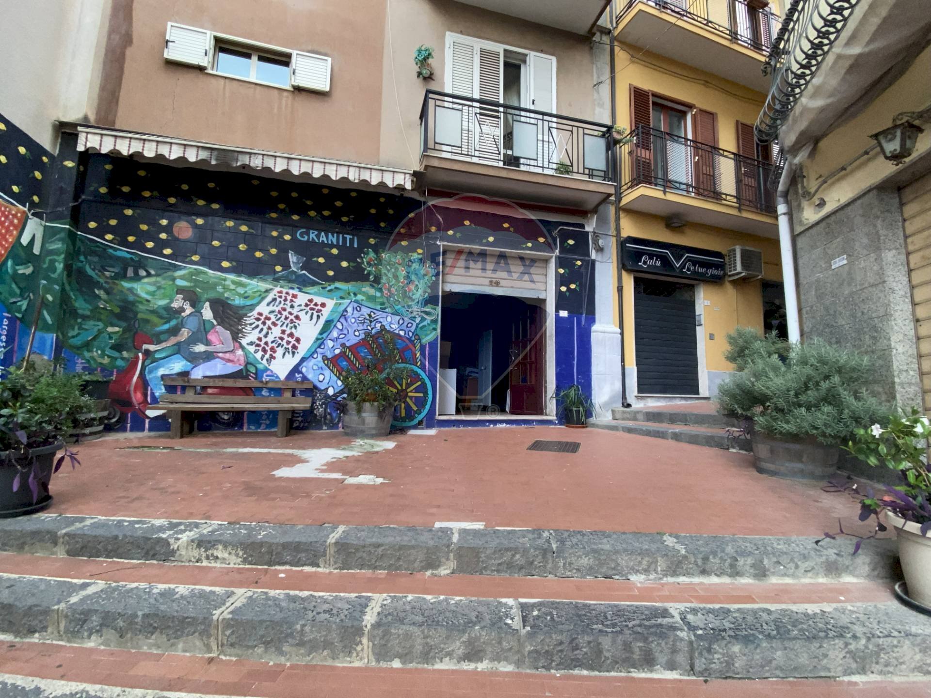 Edificio all\'aperto - Commercial Premises via umberto
 
59, Graniti - photo 1
