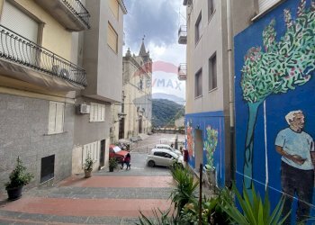 Edificio all\'aperto - Locale Commerciale via umberto
 
59, Graniti - foto 2