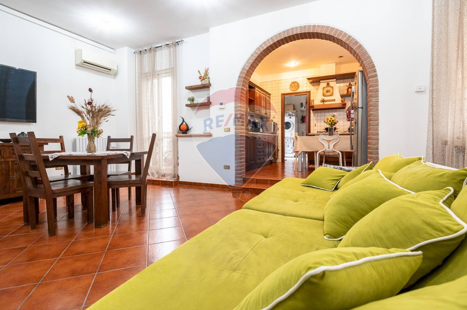 Sala da pranzo - Quadrilocale via Giacomo Leopardi
 
77, Viadana - foto 1