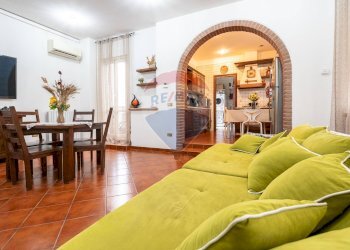 Sala da pranzo - Quadrilocale via Giacomo Leopardi
 
77, Viadana - foto 1