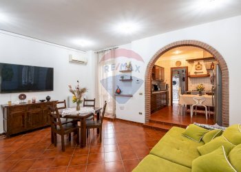 Sala da pranzo - Quadrilocale via Giacomo Leopardi
 
77, Viadana - foto 4