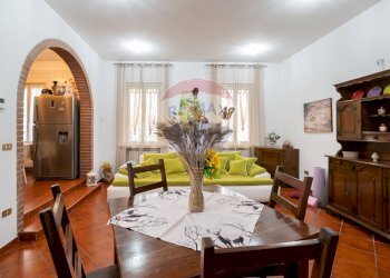 Sala da pranzo - Quadrilocale via Giacomo Leopardi
 
77, Viadana - foto 14