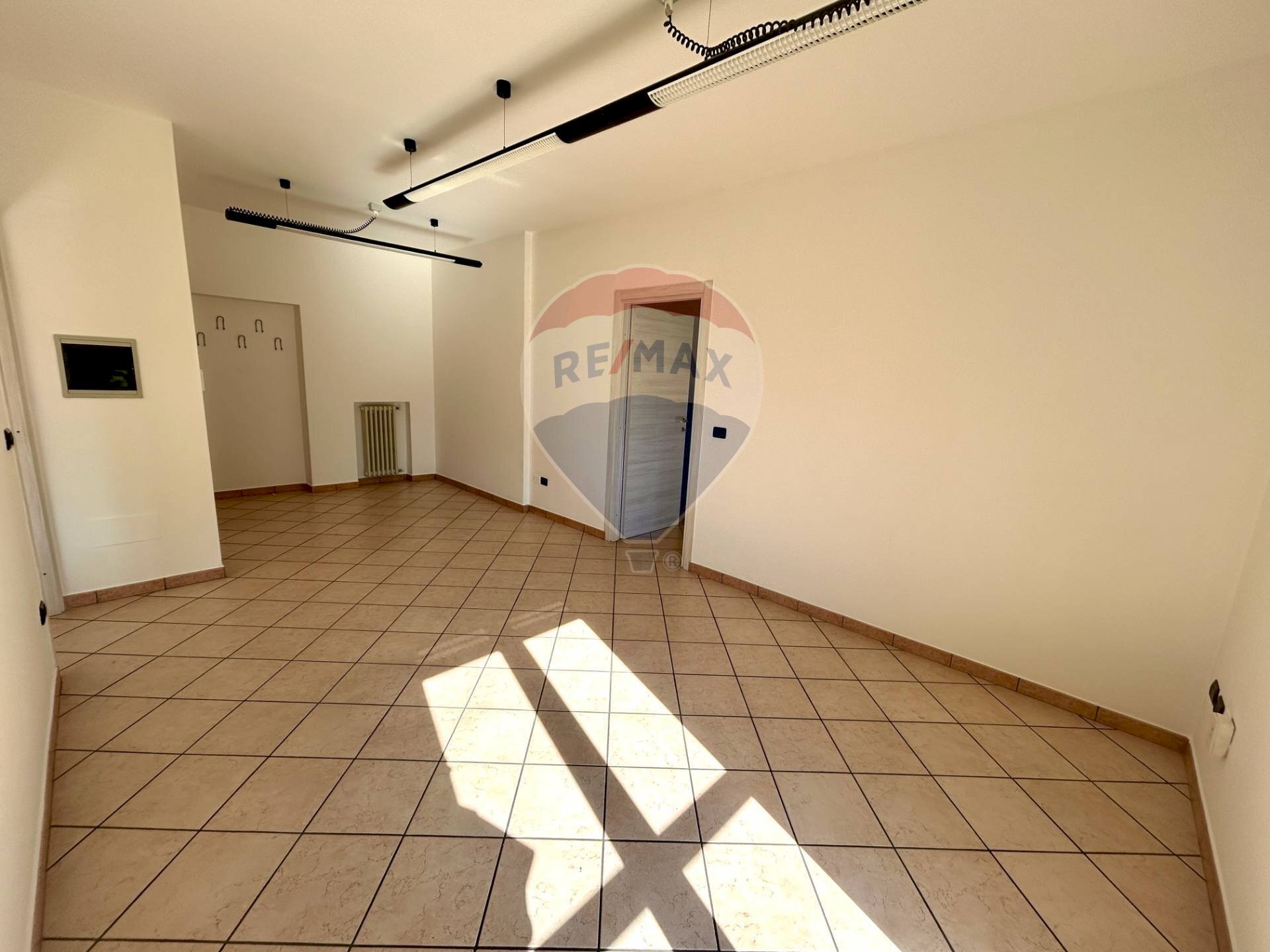 Stanza vuota - Locale Commerciale Costa Volpino - foto 2