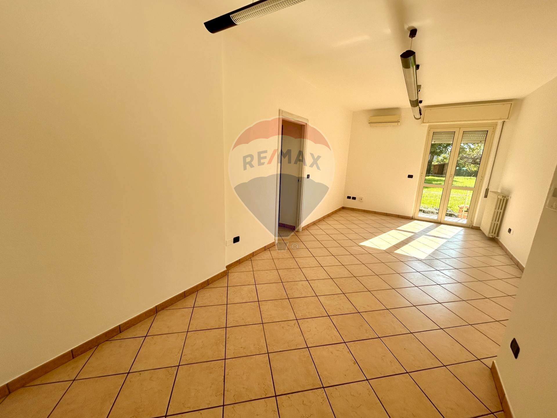 Stanza vuota - Locale Commerciale Costa Volpino - foto 3