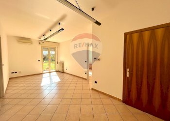 Stanza vuota - Locale Commerciale Costa Volpino - foto 1