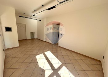 Stanza vuota - Locale Commerciale Costa Volpino - foto 2