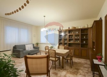 Sala da pranzo - Casa semi indipendente VIA Papa Giovanni XXIII
 
30, Cerano - foto 11