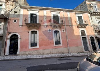 Edificio all\'aperto - Casa indipendente Via Giombattista Odierna
 
109-111-115-117, Ragusa - foto 1