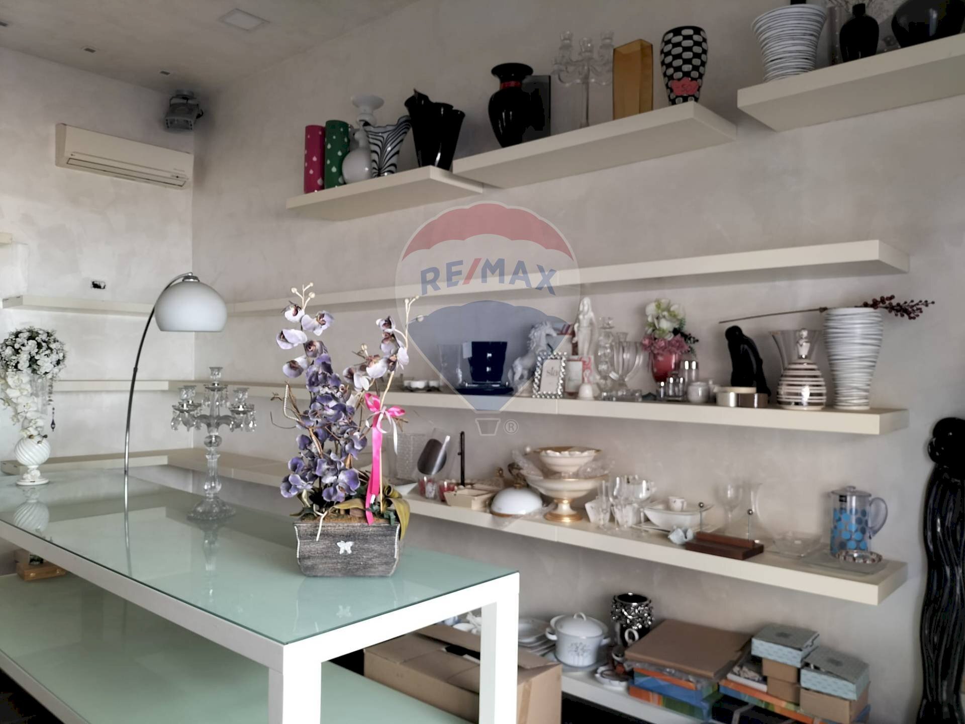 Dettagli - Locale Commerciale Corso Vittorio Emanuele
 
9, Comiso - foto 2