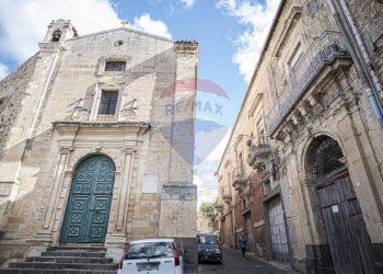 Edificio all\'aperto - Casa semi indipendente Piazza Umberto I
 
17, Vizzini - foto 2