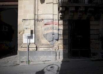 Edificio all\'aperto - Casa semi indipendente Piazza Umberto I
 
17, Vizzini - foto 3