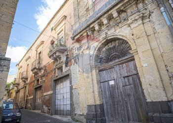 Edificio all\'aperto - Casa semi indipendente Piazza Umberto I
 
17, Vizzini - foto 1