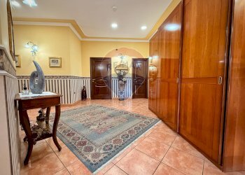 Hall / corridoio - Commercial Premises Via XX Settembre
 
359, Avezzano - photo 3