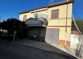 Casa all\'aperto - Independent house Contrada Intagliata
 
130, Castiglione Messer Raimondo - photo 1