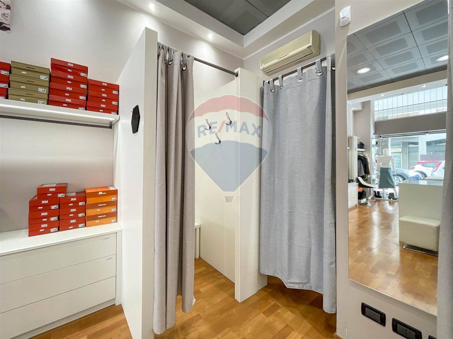 Ricezione / Lobby - Commercial Premises Jacopo da Trezzo
 
4, Trezzo sull'Adda - photo 3