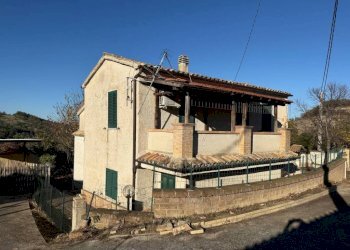 Facciata - Rustic contrada Campo Mirabello, 109, Montebello di Bertona - photo 2