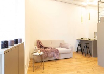 2 ingresso divano sportello chiuso - Two-room apartment via Pietro Custodi, 16, Milano - photo 11