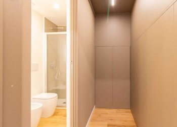 7 vista bagno corridoio - Two-room apartment via Pietro Custodi, 16, Milano - photo 13