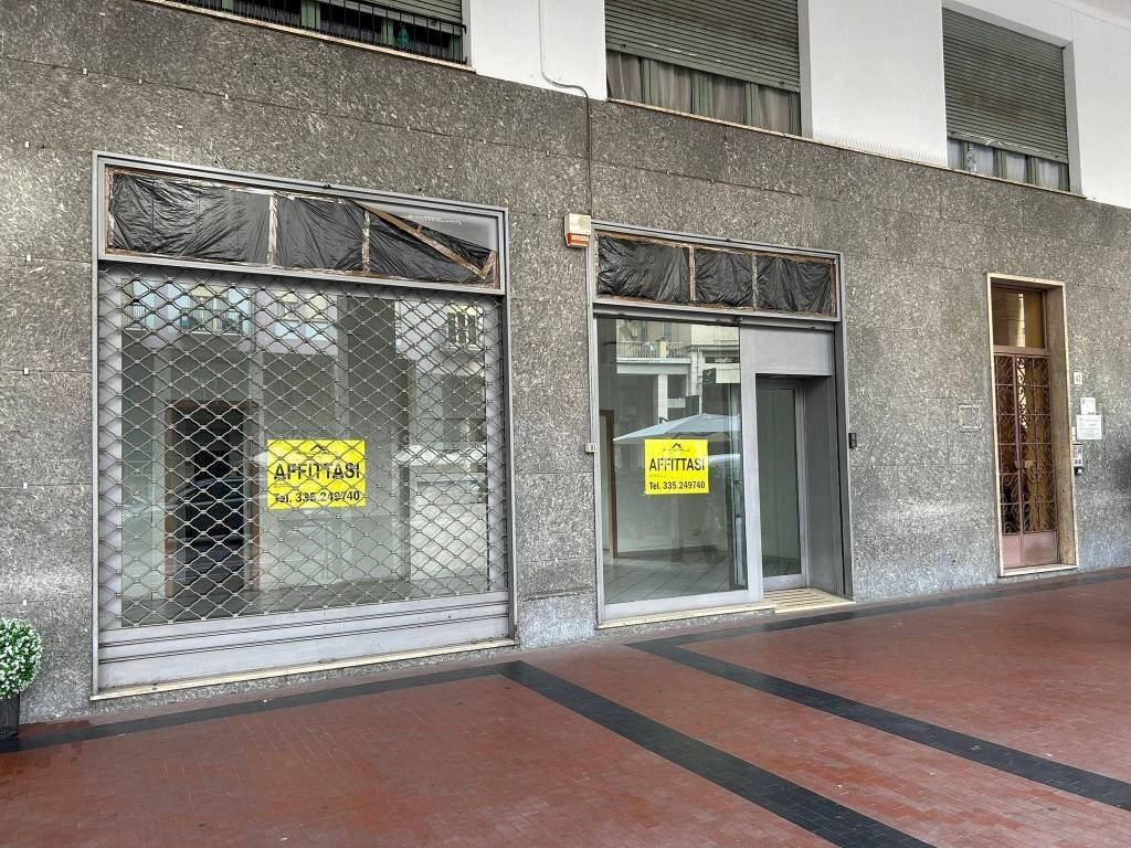 Facciata - Negozio corso Nizza, 43, Cuneo (zona Centro) - foto 1