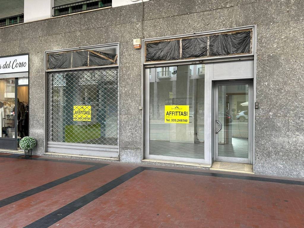 Facciata - Negozio corso Nizza, 43, Cuneo (zona Centro) - foto 2