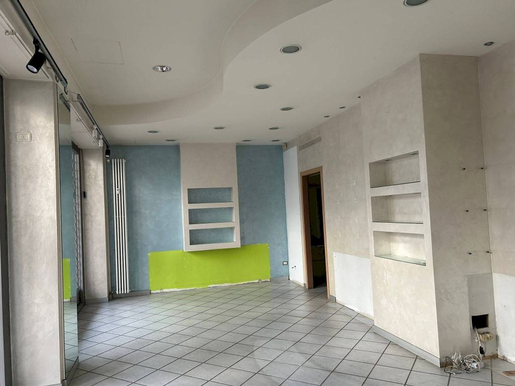 Interno non residenziale - Negozio corso Nizza, 43, Cuneo (zona Centro) - foto 3