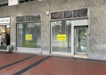 Facciata - Negozio corso Nizza, 43, Cuneo (zona Centro) - foto 2