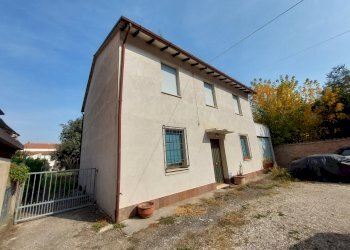 Facciata - Casa indipendente via Correcchio, 106, frazione Sasso Morelli, Imola - foto 1