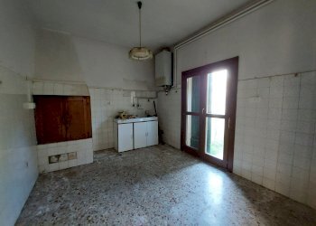 Cucina - Casa indipendente via Correcchio, 106, frazione Sasso Morelli, Imola - foto 6