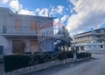 Edificio all\'aperto - Casa semi indipendente via Francesco Verlengia
 
10, Altino - foto 2