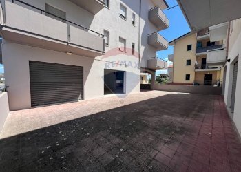 Edificio all\'aperto - Locale Commerciale Via Nazionale
 
551, Altino - foto 3