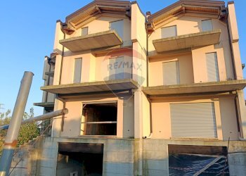 Edificio all\'aperto - Villa a Schiera Via Borgata Perilli
 
34, Santa Maria Imbaro - foto 1