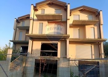 Edificio all\'aperto - Villa a Schiera Via Borgata Perilli
 
34, Santa Maria Imbaro - foto 41