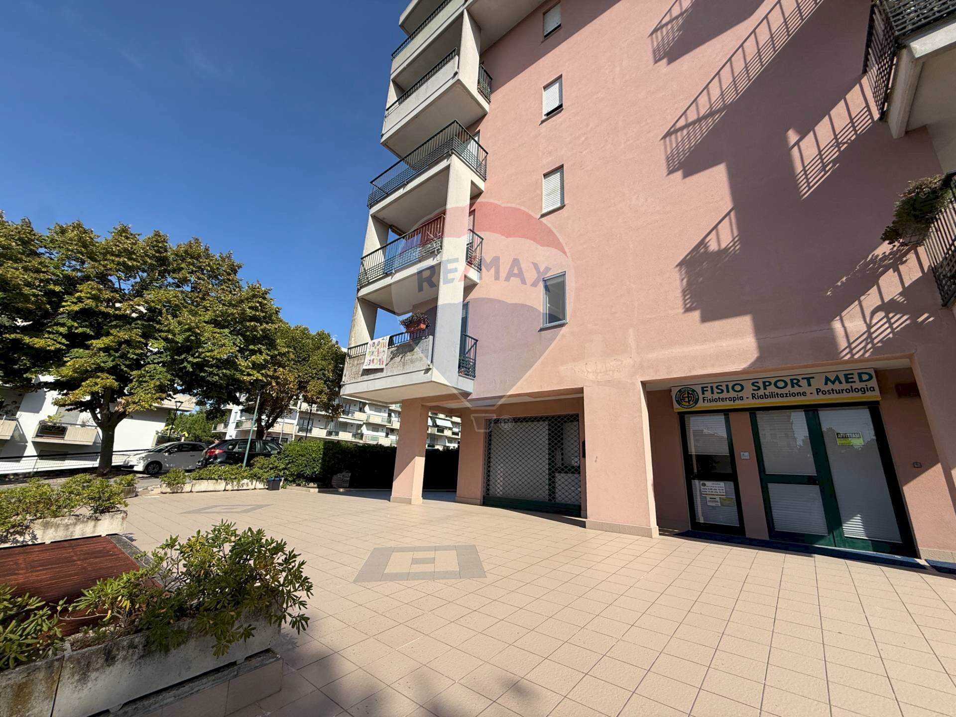 Edificio all\'aperto - Locale Commerciale Piazza Eraldo Miscia
 
13, Lanciano - foto 1