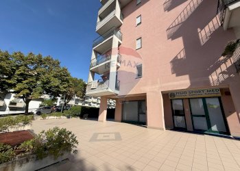 Edificio all\'aperto - Locale Commerciale Piazza Eraldo Miscia
 
13, Lanciano - foto 1