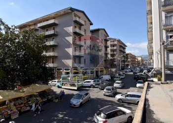 Edificio all\'aperto - Negozio via Vincenzo Bellini
 
70, Giarre - foto 1