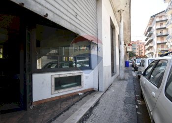 Edificio all\'aperto - Negozio via Vincenzo Bellini
 
70, Giarre - foto 4