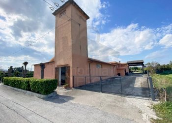 Facciata - Warehouse via Celletta dell'Olio, 2313, Santarcangelo di Romagna - photo 1