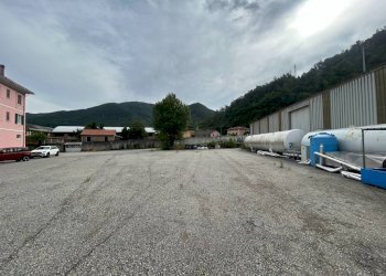 Cortile interno - Capannone via Orti, Isola del Cantone - foto 15