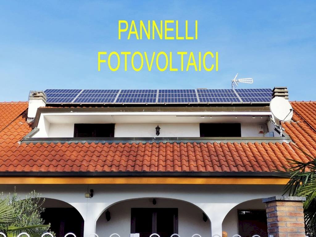 Facciata - Villa a Schiera via Asti, 33, Rivalta di Torino - foto 2