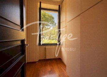 Stanza arredata - Villa via Montalbano, La Spezia - photo 22