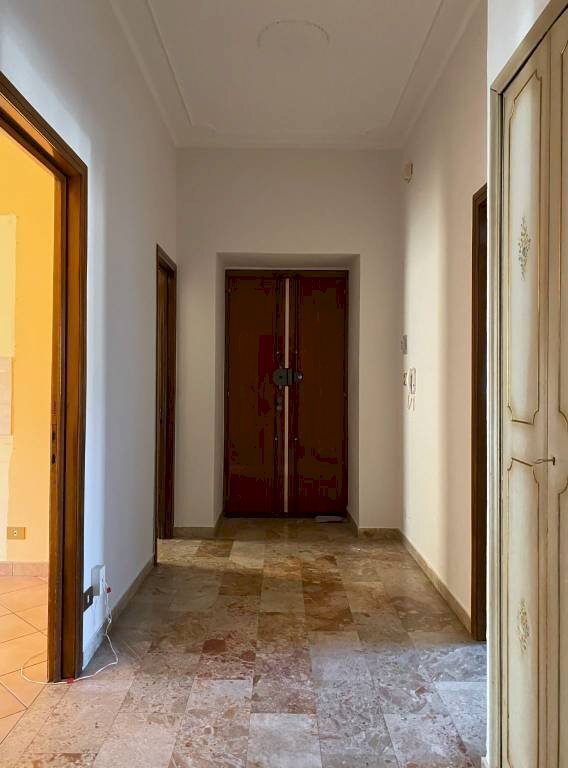 Corridoio - Four-room apartment via Michele Coppino, 21, Cuneo (neighborhood Centro) - photo 3