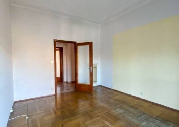 Camera da letto - Quadrilocale via Michele Coppino, 21, Cuneo (zona Centro) - foto 6